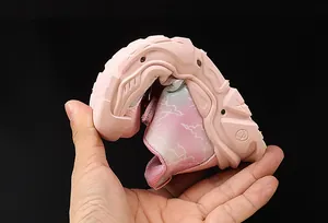 Dettaglio della suola in gomma ultra flessibile e morbida delle scarpe sportive rosa bimba
