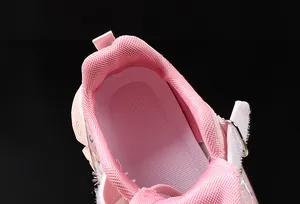Vue détaillée de baskets roses pour enfants avec doublure en mesh respirant et col rembourré