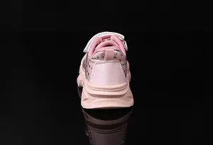 Vue arrière de baskets roses pour tout-petits avec semelle épaisse et mesh pailleté