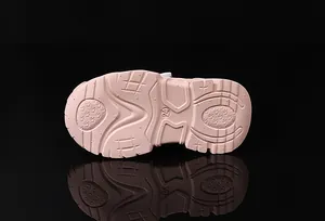 Vue détaillée de la semelle antidérapante rose pour tout-petit avec marquage taille 24