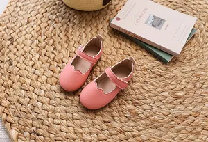Rosa Mary Jane Schuhe für Mädchen mit Wellenrand und Klettverschluss auf Webmatte