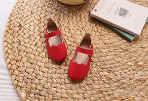 Detailansicht roter Mary Jane Schuhe für Mädchen mit Wellenrand und Klettverschluss