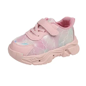 Scarpe sportive rosa sfumato per bambina con luci LED e chiusura a strappo su fondo bianco