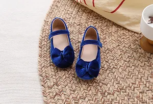 Bovenaanzicht van blauwe fluwelen Mary Jane schoentjes voor meisjes met strikdecoratie