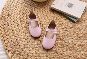 Detailansicht rosa Mary Jane Schuhe mit Wellenkanten und Klettverschluss für Mädchen