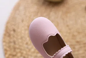 Detailansicht der rosa Mädchen-Mary-Jane-Schuhe aus Leder mit zarten Wellenkanten