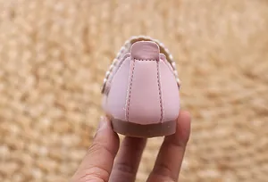Detailansicht rosa Mädchenschuhe mit gewellten Kanten und verstärkten Nähten an der Ferse