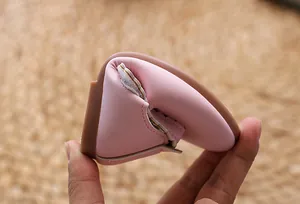 Rosa Mädchenschuhe mit flexibler Gummisohle, gefaltet zur Demonstration der Weichheit