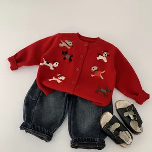 Cardigan rosso per bambini con motivi di cuccioli, jeans e sandali neri foderati in pelo