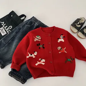 Cardigan rosso per bambini in maglia con motivi di cuccioli e bottoni su bianco
