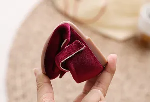 Macro-opname van flexibele rubberen zool op bordeauxrode fluwelen Mary Jane schoenen