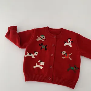 Dettaglio del cardigan rosso in maglia con motivi di cani carini e bottoni rossi