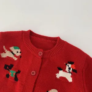 Dettaglio del cardigan in maglia rossa con motivo jacquard a cani e bottoni rotondi