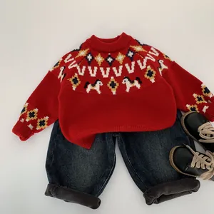 Maglione rosso per bambini con motivo a pony, jeans blu e scarpe in pelle nera