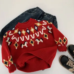 Dettaglio del maglione rosso in maglia per bambini con jacquard a pony e costine