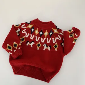 Dettaglio maglione in maglia rossa con jacquard a cavallino e finiture a costine spesse