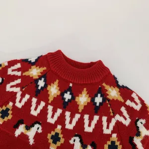 Dettagli della maglia del maglione rosso per bambini con motivo festivo e scollatura a coste