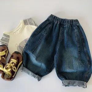 Flat lay di maglietta con elefante per bambini, pantaloncini denim e sneakers marroni