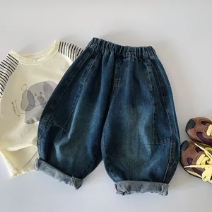 Set t-shirt bambino con elefante e jeans larghi in denim blu scuro con risvolto