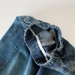 Jeans per bambini in denim lavato blu con elastico in vita e dettaglio etichetta