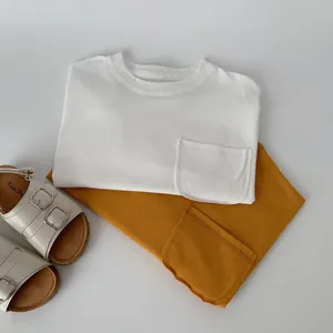 T-shirt per bambini in cotone bianco e giallo senape con sandali abbinati