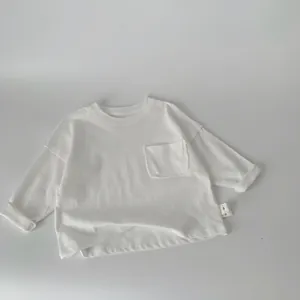 T-shirt a maniche lunghe in cotone bianco per bambini con taschino sul petto e spalla scesa