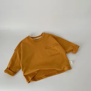 T-shirt bambini giallo senape a maniche lunghe in cotone con tasca e bordi arrotolati