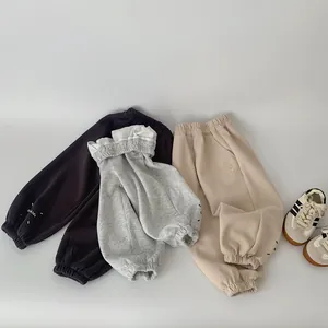 Détails du pantalon de jogging pour enfants avec taille élastique et broderie aux chevilles