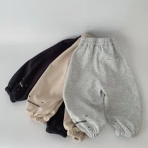 Détail de pantalon de jogging pour enfants avec poignets élastiques et broderie