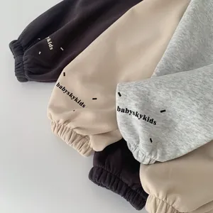 Détails des chevilles côtelées des pantalons de jogging pour enfants en gris et beige