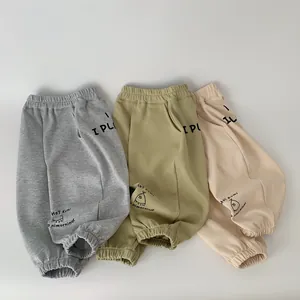 Pantaloni sportivi per bambini in grigio, verde oliva e beige con polsini elastici