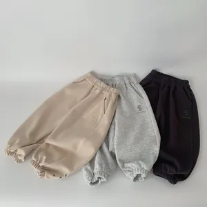 Détails du pantalon de jogging pour enfants avec taille élastique et logo brodé