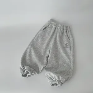 Pantalon de jogging gris clair pour enfant avec taille élastique et broderie