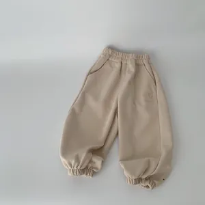 Pantalon de sport enfant beige en coton avec broderie lettre et chevilles élastiques
