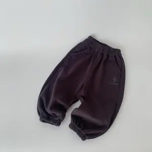 Pantalon de jogging marron pour enfants avec taille élastique et broderie sur fond blanc