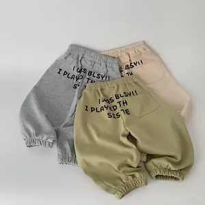 Dettagli della vita elastica e dei polsini a coste su tre colori di pantaloni sportivi