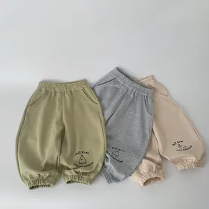 Dettagli di tre pantaloni sportivi in cotone con vita elastica e stampa logo