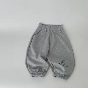 Pantaloni sportivi grigio chiaro per bambini con elastico in vita e stampa grafica