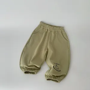 Pantaloni casual cachi per bambini con vita elastica e stampa grafica a cartoni