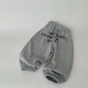 Dettaglio dei pantaloni in maglia grigi per bambini con morbido cotone e stampa sul retro