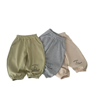 Pantaloni casual per bambini in verde, grigio e beige con vita e polsini elastici