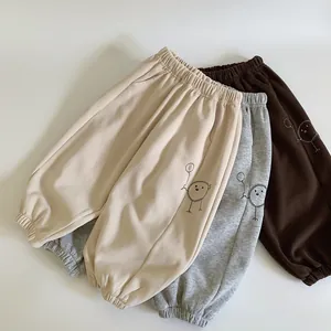 Détails de l'ensemble de pantalons de jogging en trois couleurs avec broderie mignonne