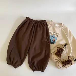 Tenue printemps enfant avec pantalon brodé marron et sweat beige éléphant de dessin