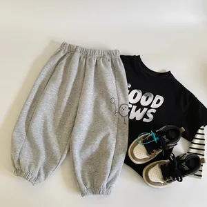 Ensemble t-shirt noir et pantalon de jogging gris avec broderie pour enfants