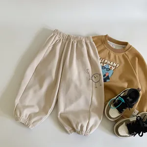 Sweat-shirt marron pour enfant imprimé éléphant et pantalon de jogging beige sur fond blanc