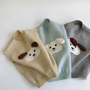 Détail des gilets en tricot montrant la broderie chiot 3D et les finitions bord-côte