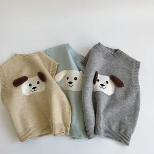 Détail du gilet en tricot pour enfants avec oreilles de chiot 3D et bords côtelés