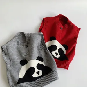 Détail de gilets tricotés rouges et gris avec jacquard panda mignon et cols boutonnés