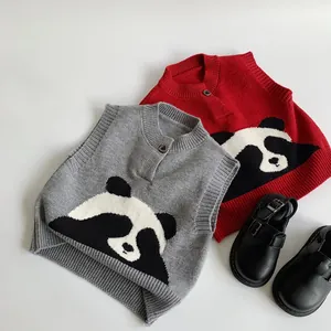Détail de gilets tricotés pour enfants avec motifs panda en rouge et gris et boutons