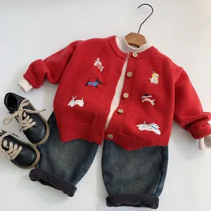 Cardigan bimbo rosso con ricamo cane, maglia beige a collo alto e jeans set
